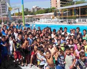 Cientos de chicos aprenden a nadar en el Complejo Ledesma  