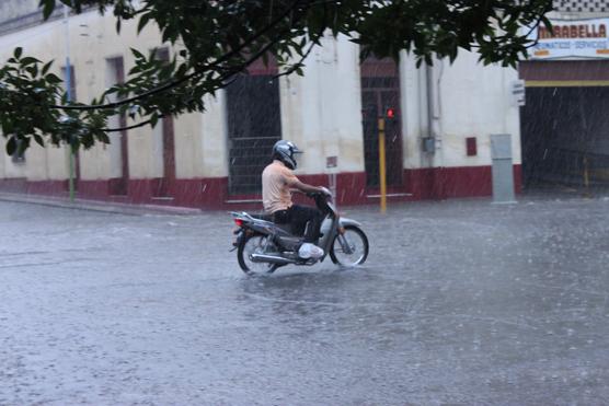 El agua iba llenando cada vez más las calles 