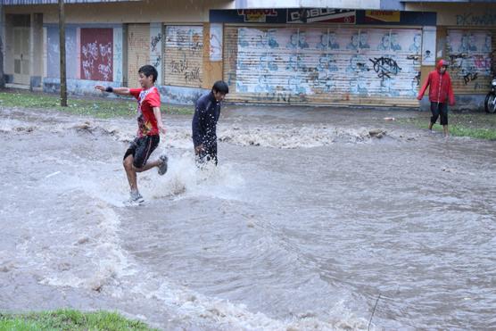 Los chicos aprovecharon la lluvia para divertirse