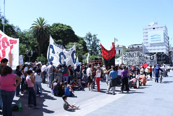 Organizacones sociales reclamaron en plaza independencia