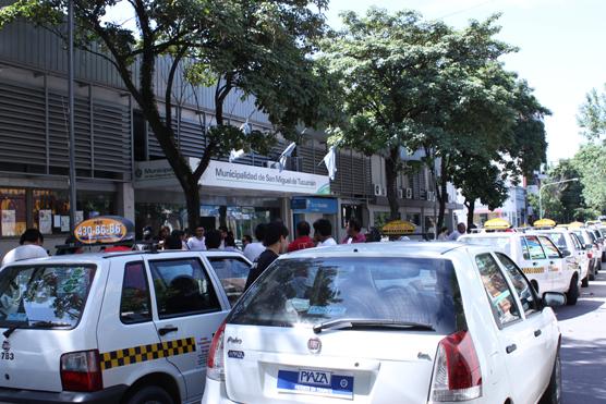 Varios taxis cortaron las calles aledañas a la Municipalidad capitalina