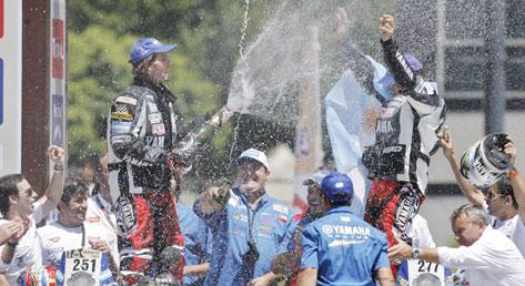 Histórico, los argentino, Marcos y Alejandro Patronelli, festejan en el podio