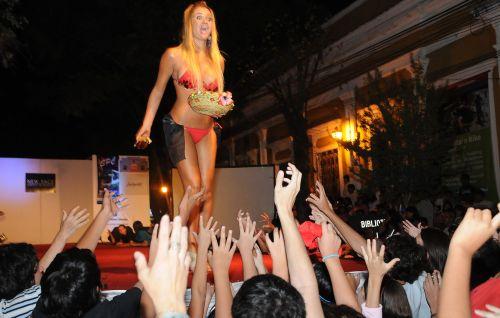 Algunos regalitos para los chicos que anonadados veían a semejante belleza