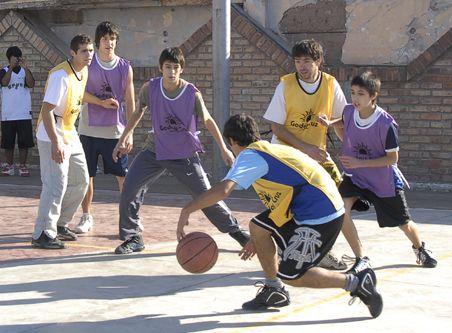 Los adolescentes deben practicar deportes