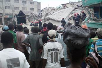 Haitianos observan los trabajos de rescate. 