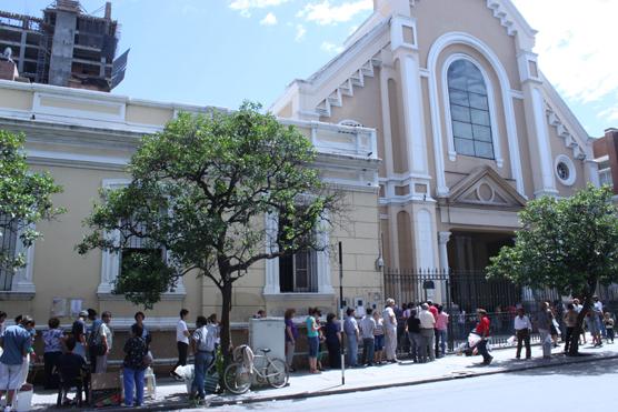 Una multitud se acercó a la Iglesia Corazón de María 