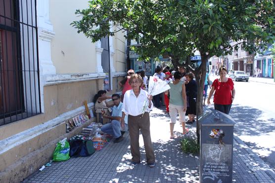 Vendedores de imágenes y claveles se hicieron presentes