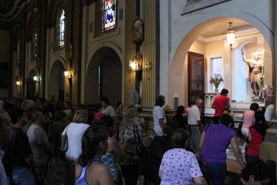 Dentro del templo los fieles le rezaban a la imagen del santo