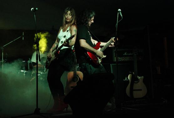 Fabiana Cantilo junto al su guitarrista Marcelo Pedracino en el show del casino