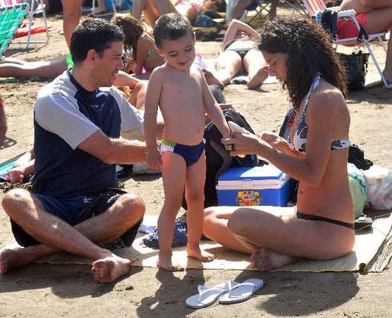 Las familias para ir a la playa estan bien organizadas