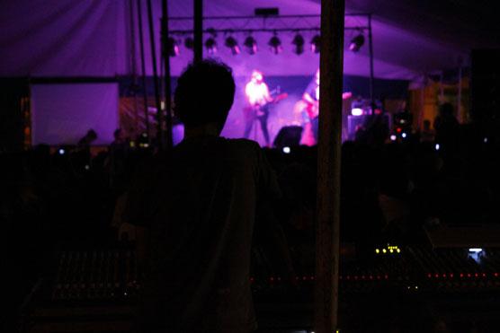 Con el sonido y las luces lista salió al escenario cerca de las 23 hs.