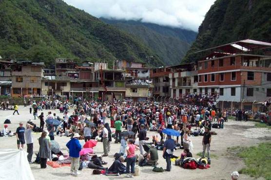 Turistas extranjeros que esperan a ser evacuados 