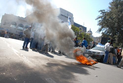 Varios obreros se movilizan en la Plaza