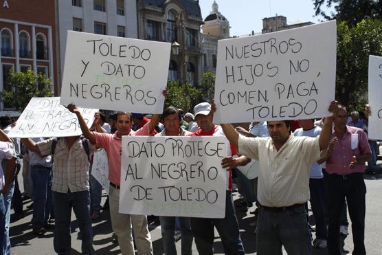 Obreros textiles protestando en Plaza Independencia