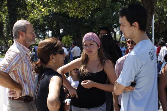 Parientes de turistas varados reunidos en Plaza Independencia