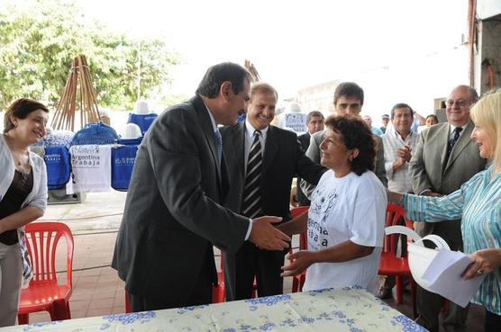 El Gobernador entrgando herramienta para los Argentina Trabaja