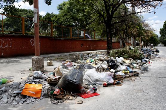 Basural en calle España, entre Láprida y Rivadavia