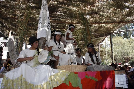 Hubo un desfile de carruajes, la comunidad de Quilmes al desfilar repudió los desalojos de sus tierras