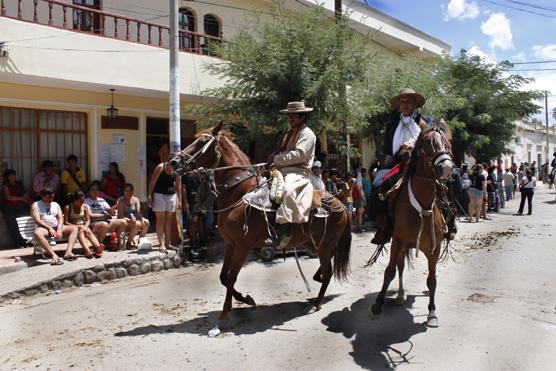 También desfilaron gauchos a caballo