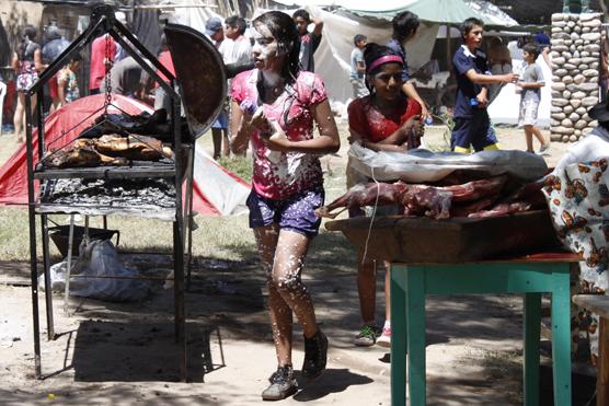 En el predio de los alimentos los niños se divertían mientras esperaban la comida