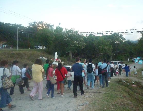 Fieles llegando al lugar