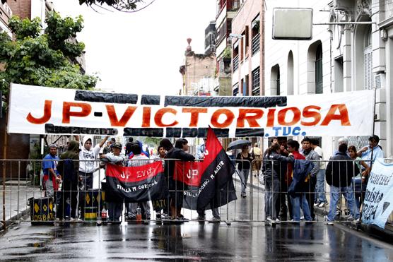 Al rededor de las 9 de la mañana la esq. de  Crisostomo y Chacabuco empezó a llenarse de gente