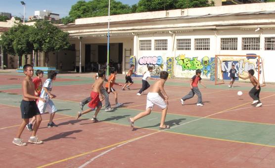 Los chicos practicando fútbol