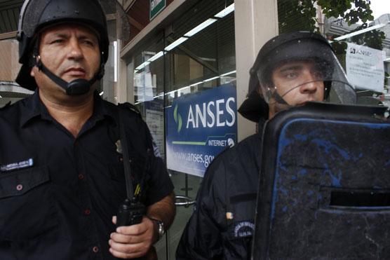 En la mañana de ayer el edificio del ANSES se vio vayado por policías