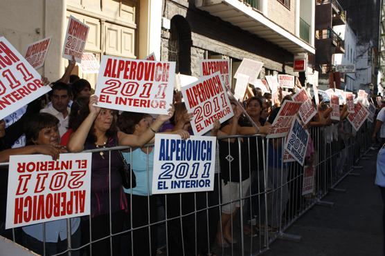 Por la mañana de ayer los seguidores de Alperovich esperaban en las inmediaciones del recinto legislativo el inicio de la sesión