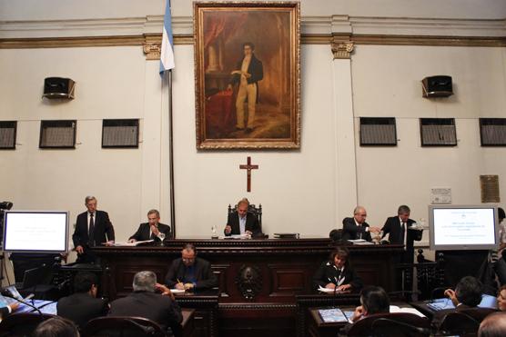 Pasadas las 10 de la mañana se dió inicio y se pasó a un cuarto intermedio para esperar la llegada del gobernador interino