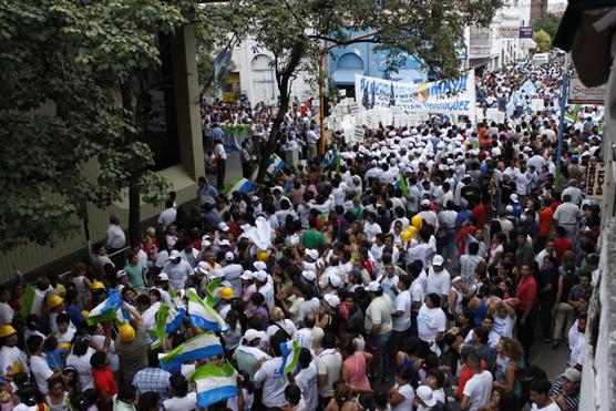 Por la tarde gran cantidad de gente esperaba el inicio de sesiones del Concejo Deliberante capitalino