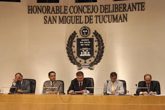 El Intendente Amaya dando su discurso, junto a Amado y Cano