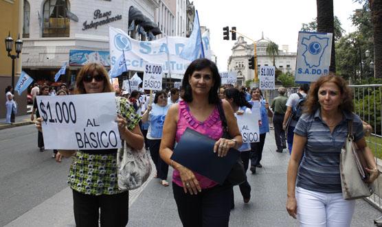 Los docentes privados llevando un petitorio al Ejecutivo