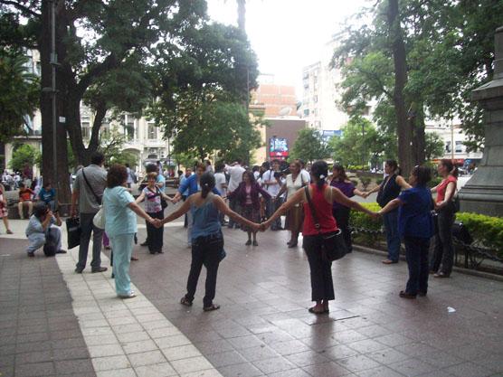 Organizado por el Observatorio de la mujer se hizo un abrazo simbólico en Plaza Independencia