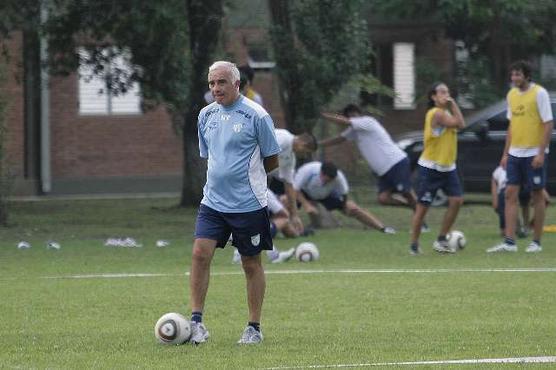 Mario Gómez en su primera práctica como DT de Atlético