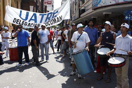 Uatre protestó en la Plaza Independencia