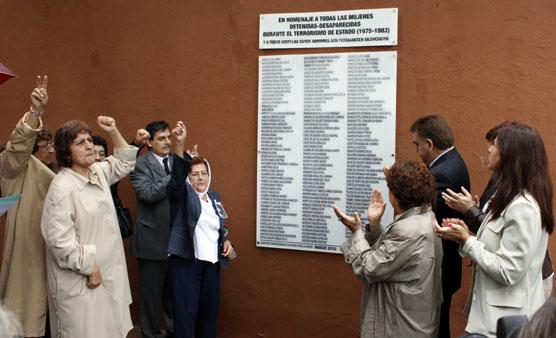 Efusividad tras descubrir la placa homenaje