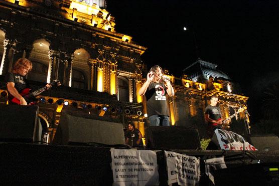 En la Plaza Independencia hubo otro acto y se cerró la jornada con un show musical