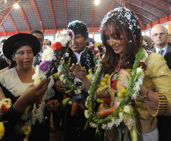 Cristina y Evo bajo una lluvia de papelitos y flores en Sucre