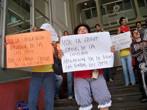 Teatristas festejan con protesta