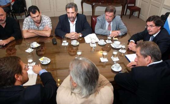 Sileoni y los universitarios firmando el convenio