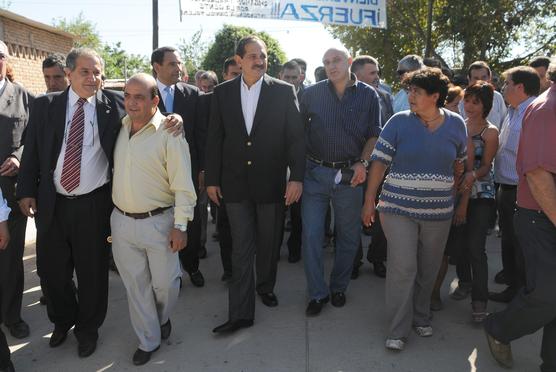 Alperovich y Toledo recorriendo la obra