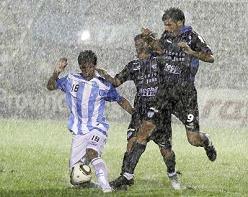 Atlético-Racing, suspendido