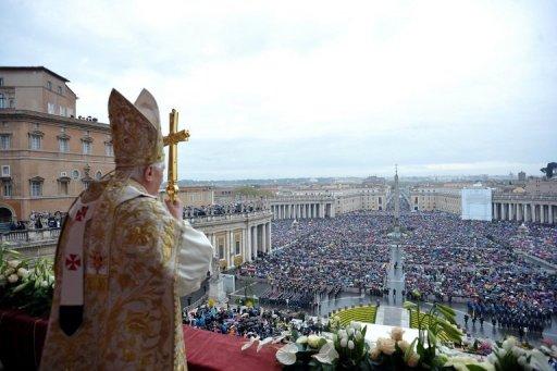 Benedicto XVI ante los fieles en la Plaza San Pedro  