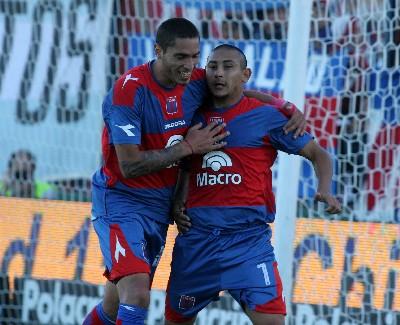 El Chino Luna , festejando uno de sus goles