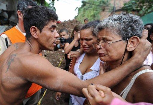 Una mujer llora tras reconocer el cuerpo de un amigo