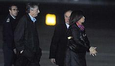 Los Kirchner anoche en Aeroparque  