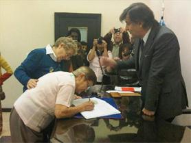 Norma Castillo y Ramona "Cachita" Arévalo, ante el Registro Civil