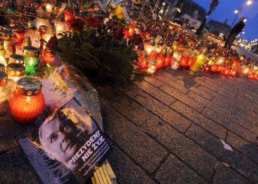 Una fotografía de Lech Kaczynski junto a velas y flores frente al palacio presidencial este domingo