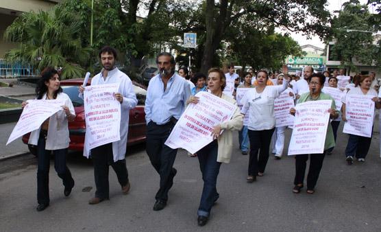 Archivo: Los autoconvocados marchando en el día internacional de la salud